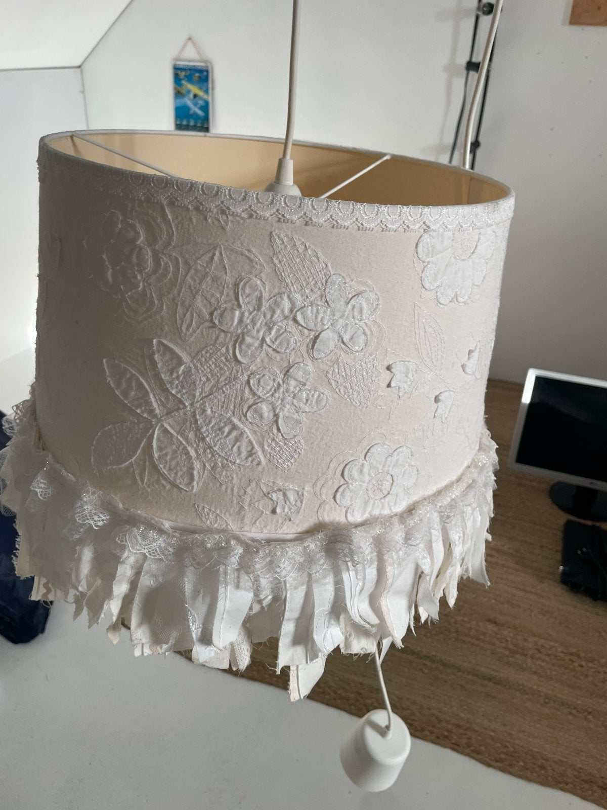 Hanglamp met bloemenpatroon en ruches, Ophalen of Verzenden, Gebruikt, Textiel, E27 (groot)
