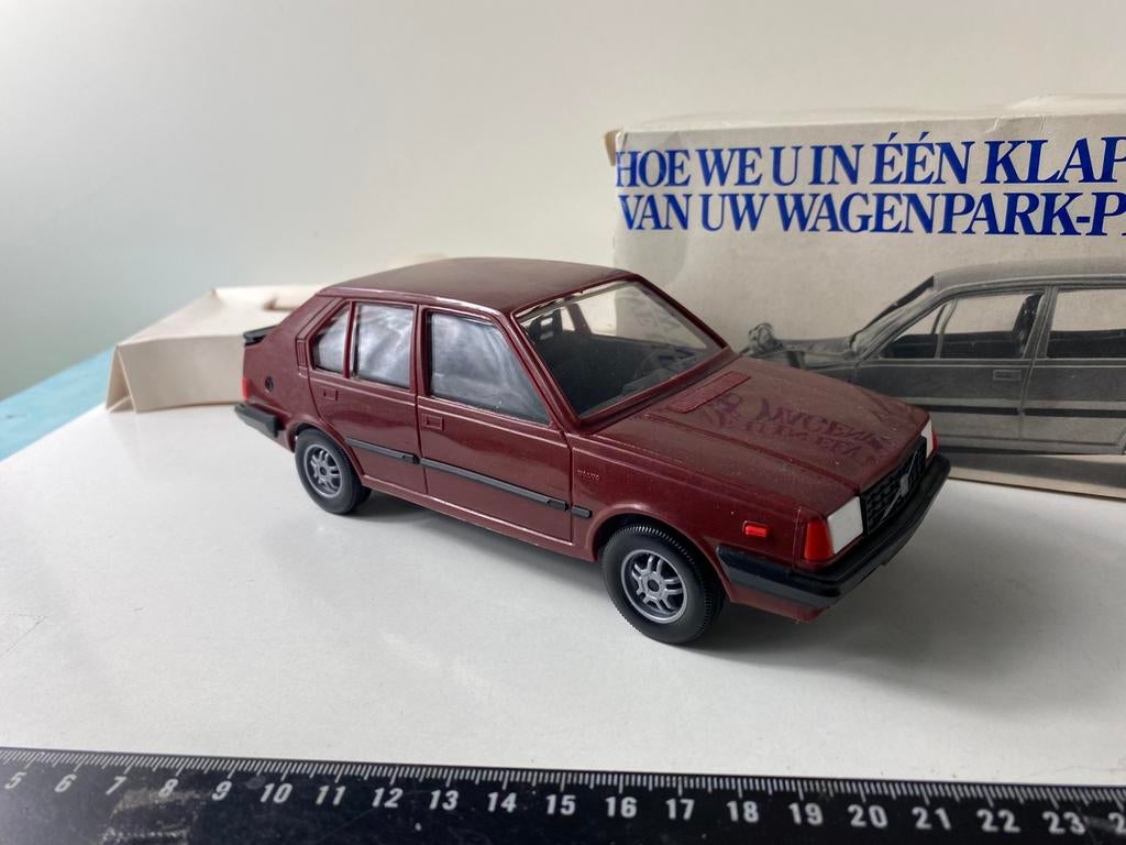 1:20 VOLVO 343DL-( promo van leasemaatschappij), Ophalen of Verzenden, Auto, Overige merken