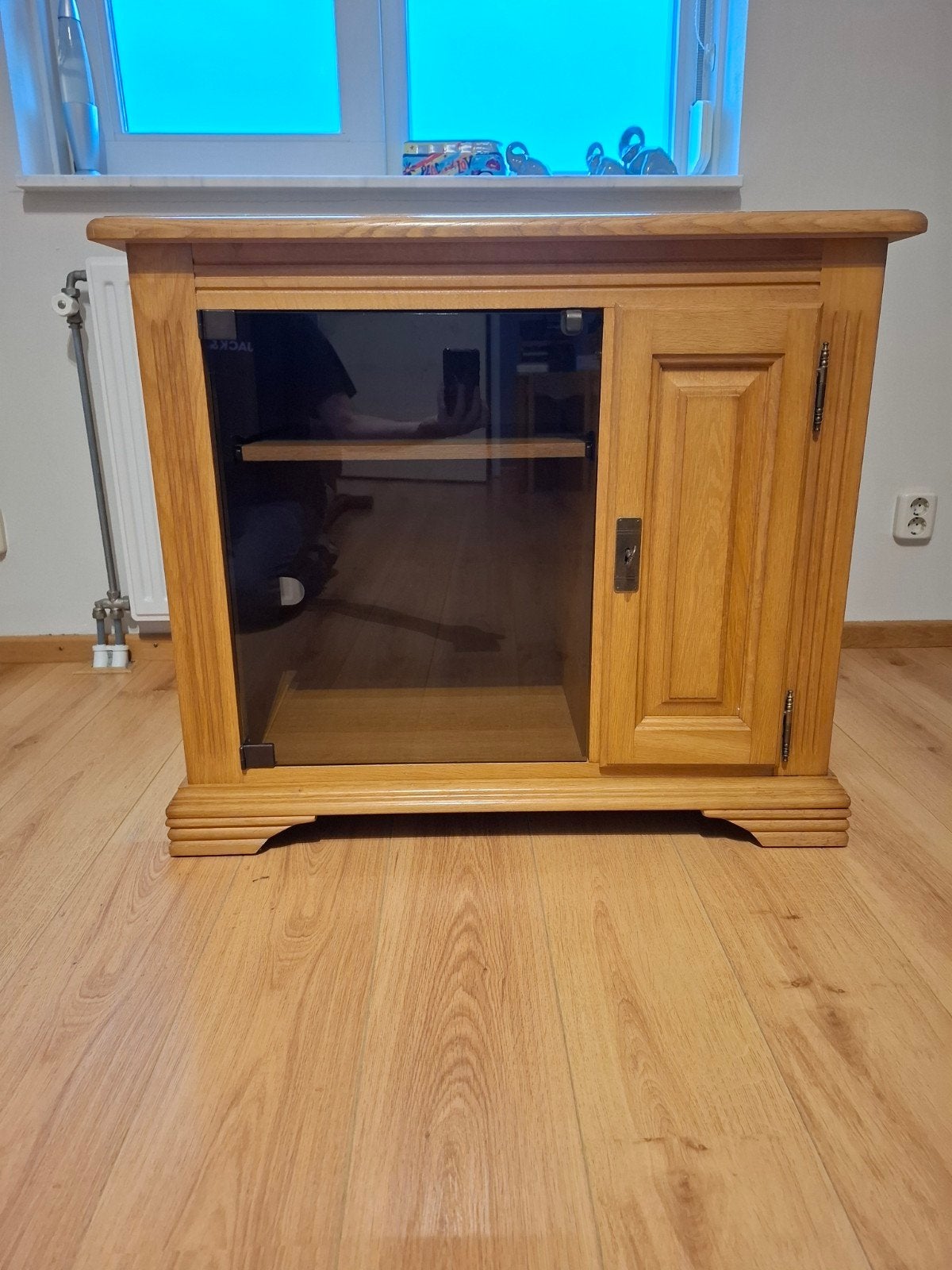 Massief eiken patine tv-meubel met glazen en houten deuren, Huis en Inrichting, Ophalen, Glas, Gebruikt, 100 tot 150 cm