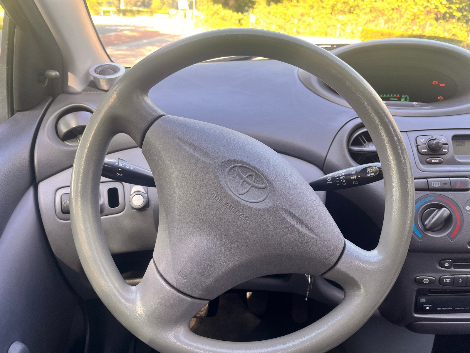 Foto 14 van Toyota Yaris 1.0 16V Vvti 3DR 2000 Rood