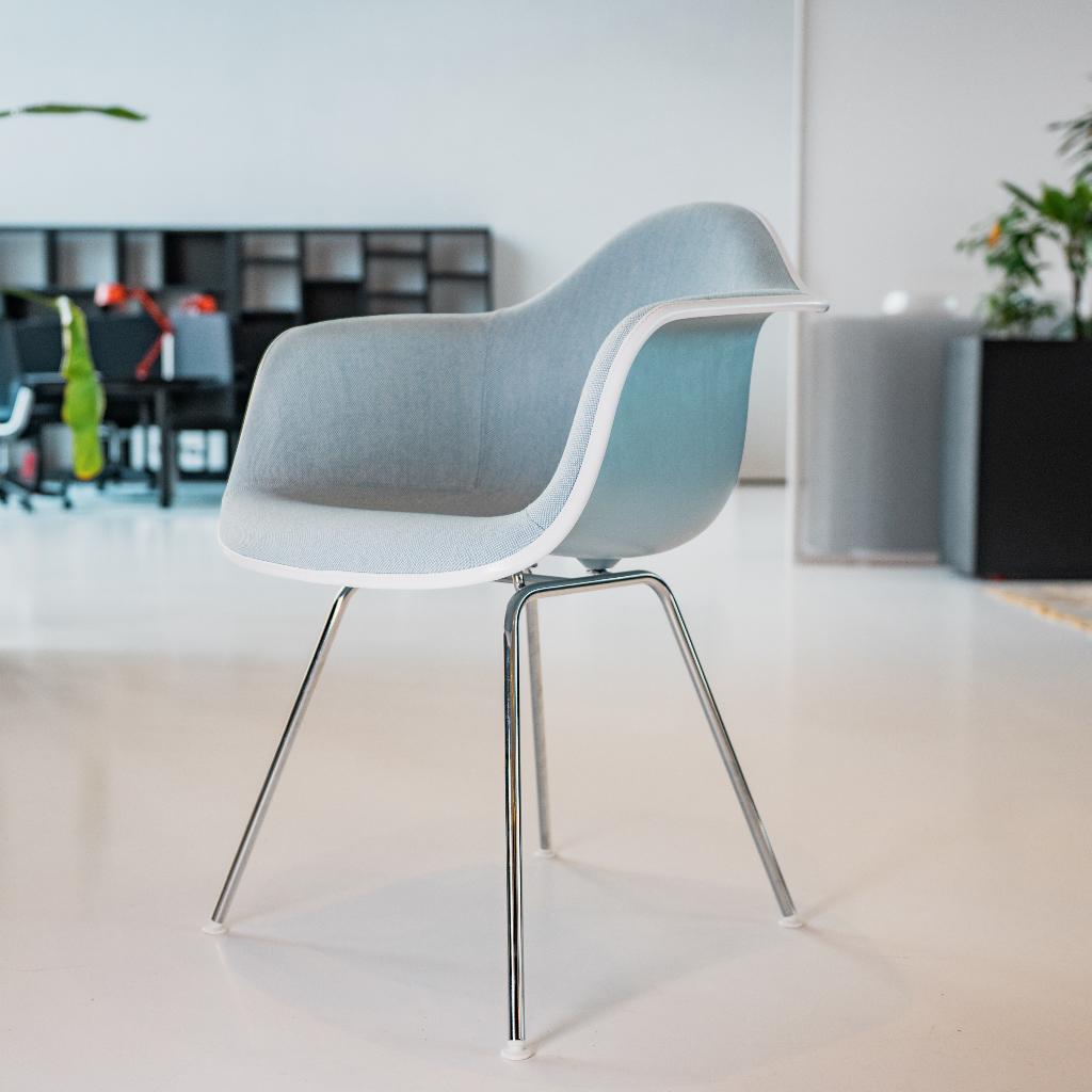 VITRA EAMES PLASTIC ARMCHAIR DAX stoel, Ophalen, Stof, Blauw, Zo goed als nieuw