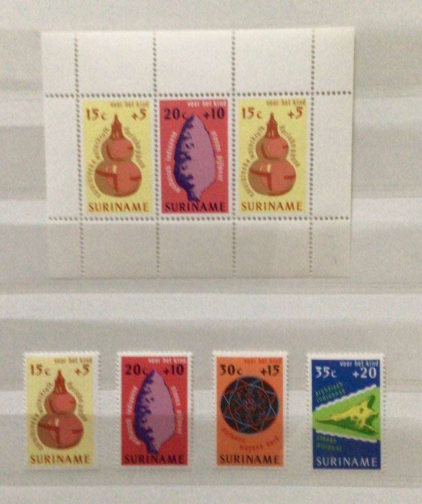 Te koop kinderzegels uit 1975 postfris met blok, Postzegels en Munten, Postzegels | Suriname, Ophalen of Verzenden, Postfris
