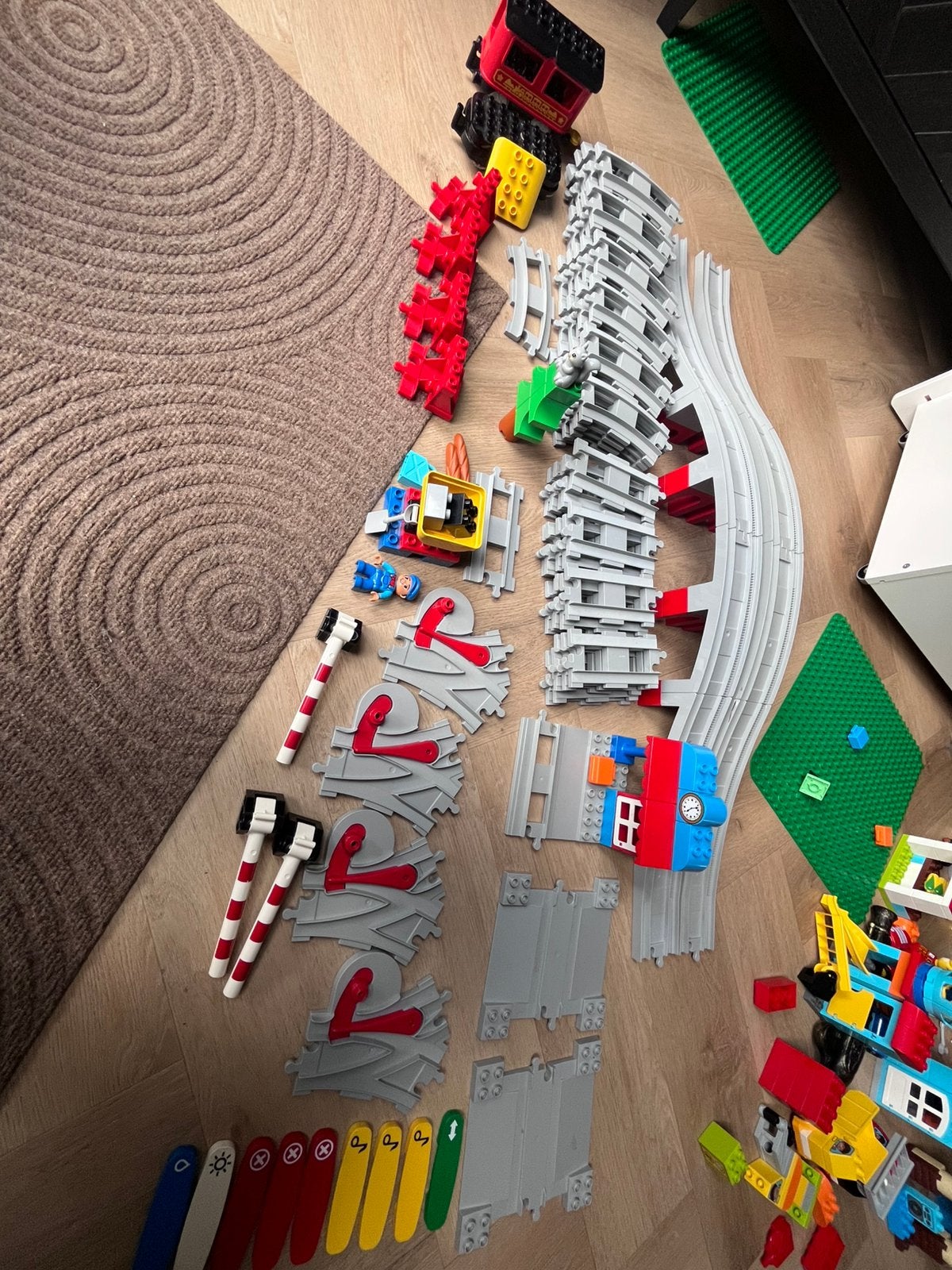Grote hoeveelheid duplosets, treinrails en overige blokjes, Ophalen, Zo goed als nieuw