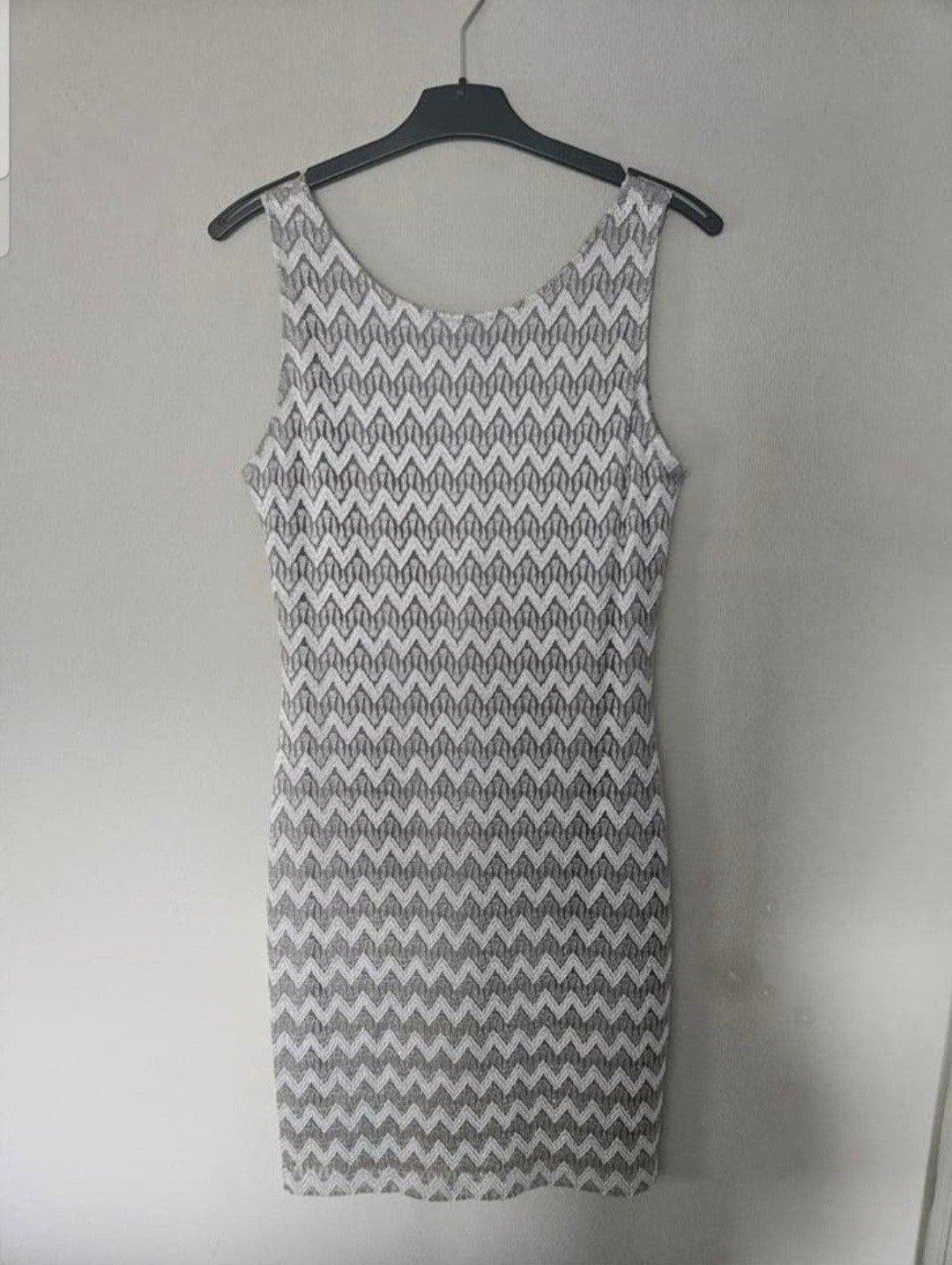 Jake's Jurk - Zilver/Wit Zigzag Patroon, Kleding | Dames, Jurken, Zo goed als nieuw, Maat 36 (S), Grijs, Boven de knie, Ophalen of Verzenden