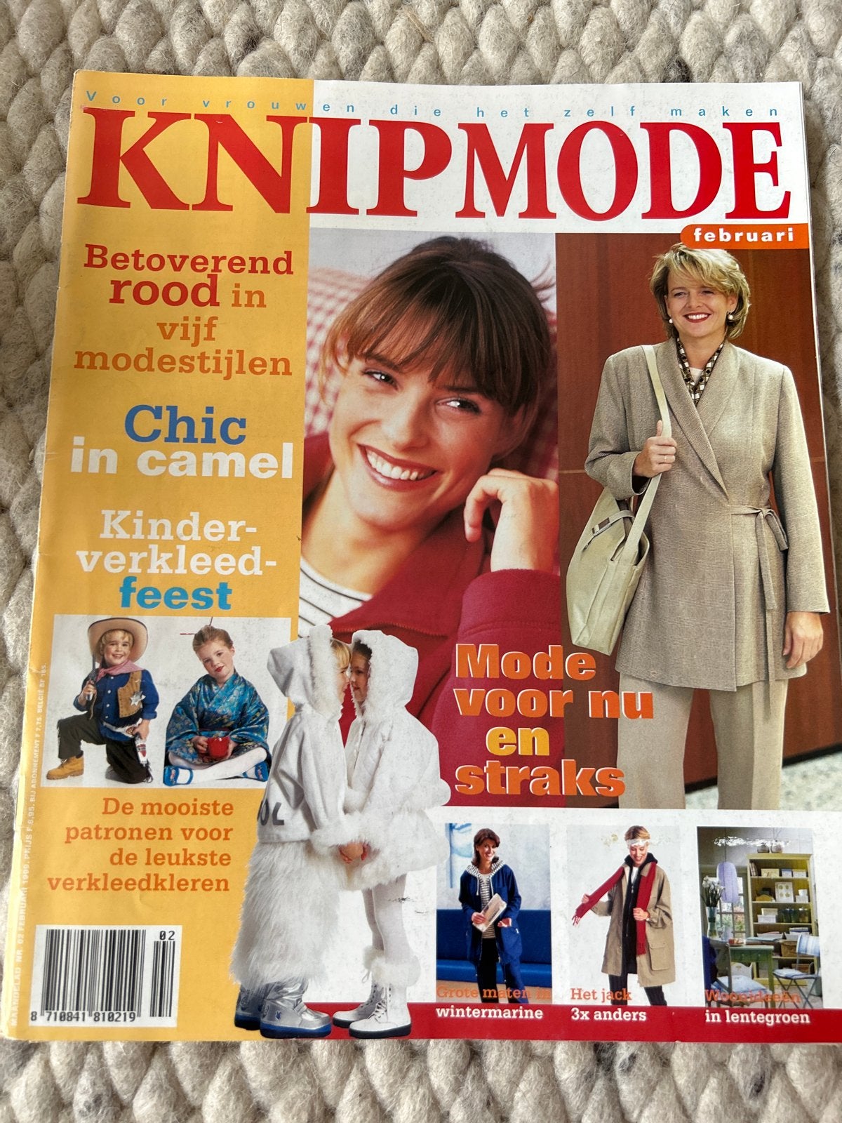 Knipmode Februari - Betoverend rood en kinder verkleedfeest, Ophalen of Verzenden, Gelezen, Damesbladen