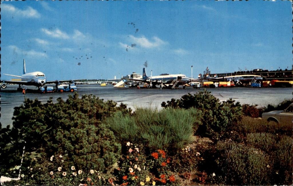 Amsterdam - Schiphol - Platform met vliegtuigen, Ophalen of Verzenden, 1960 tot 1980, Gelopen, Noord-Holland