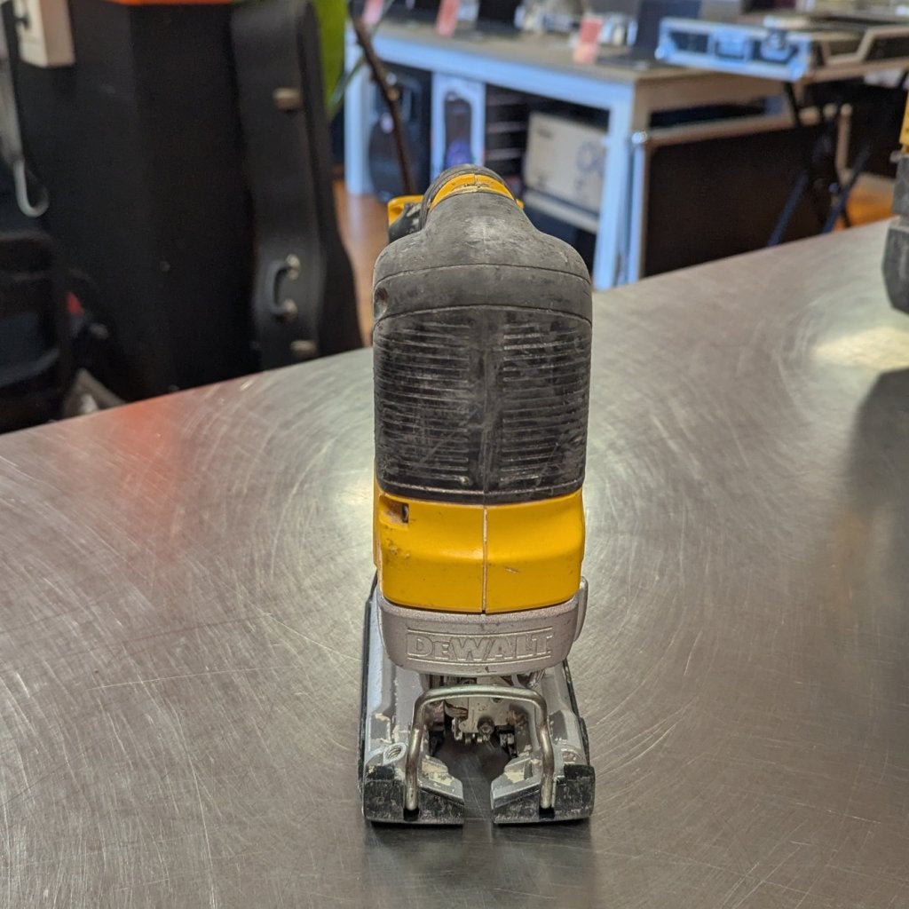 Dewalt DSC334 DecoupeerZaag | Nette staat, Doe-het-zelf en Verbouw, Dewalt, Zo goed als nieuw, Support@dewalt.com, 701 E. Joppa Road
Towson, MD 21286
USA