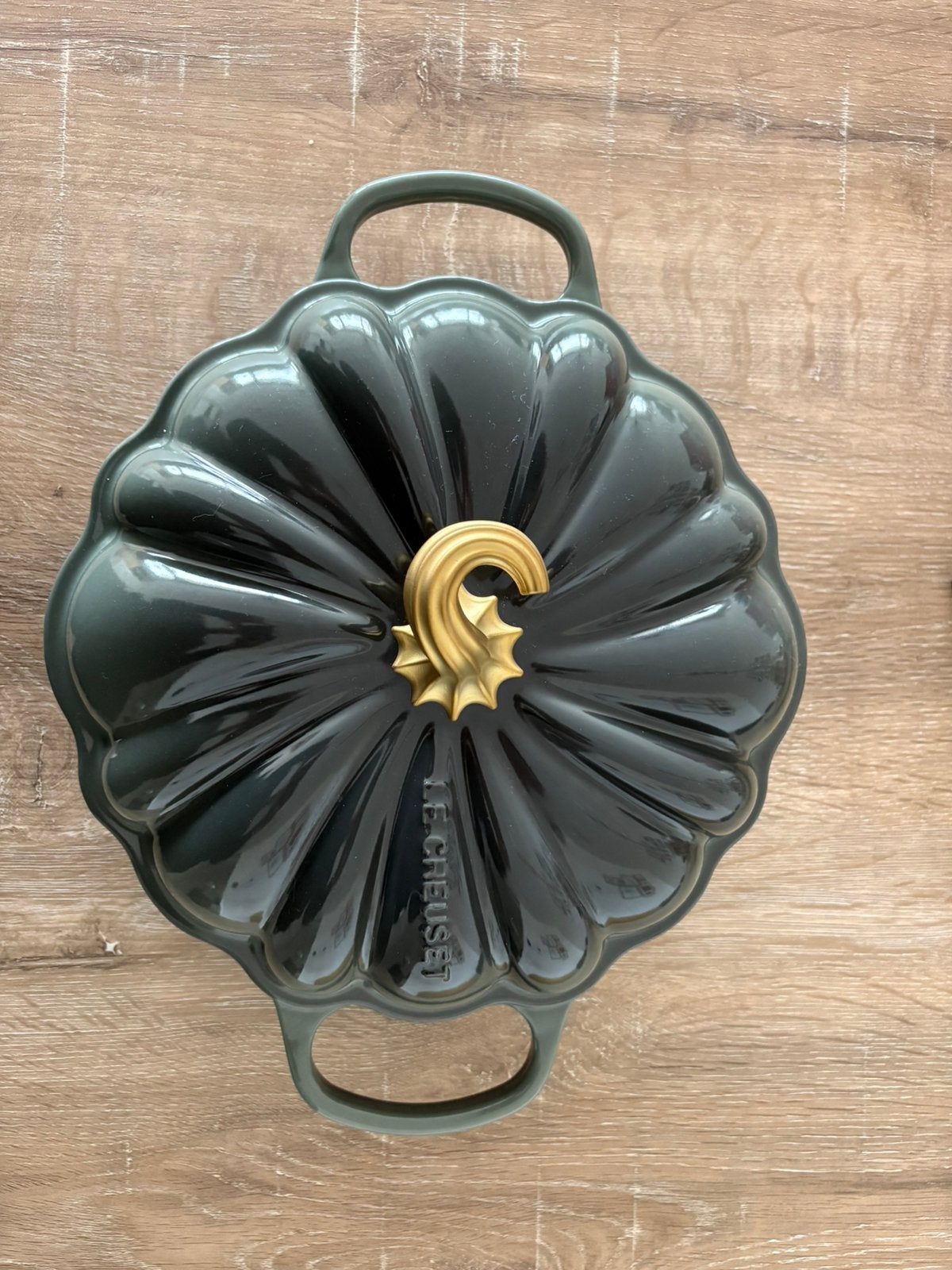 Le Creuset 28cm Thyme braadpan pompoenvorm, Nieuw, Ophalen of Verzenden, Koekenpan of Braadpan, Gietijzer