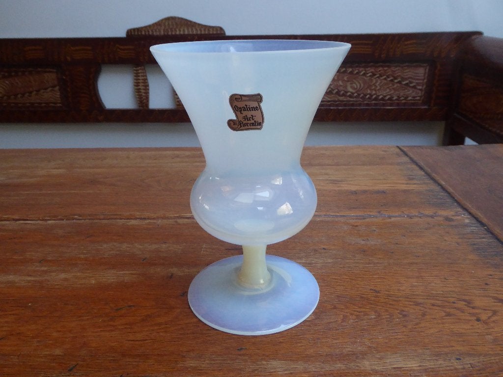Vintage opaline vaas in wit, 20 cm.