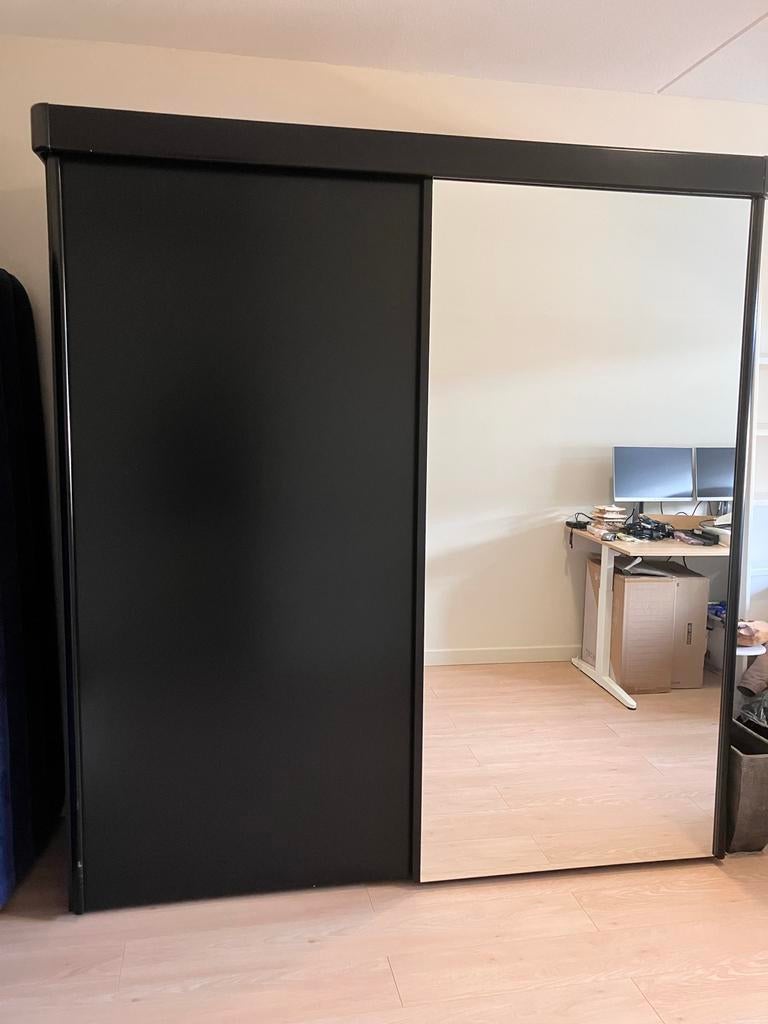 Zwarte kledingkast met grote spiegeldeur, Huis en Inrichting, Kasten | Kledingkasten, Ophalen, Overige materialen, Gebruikt, 100 tot 150 cm