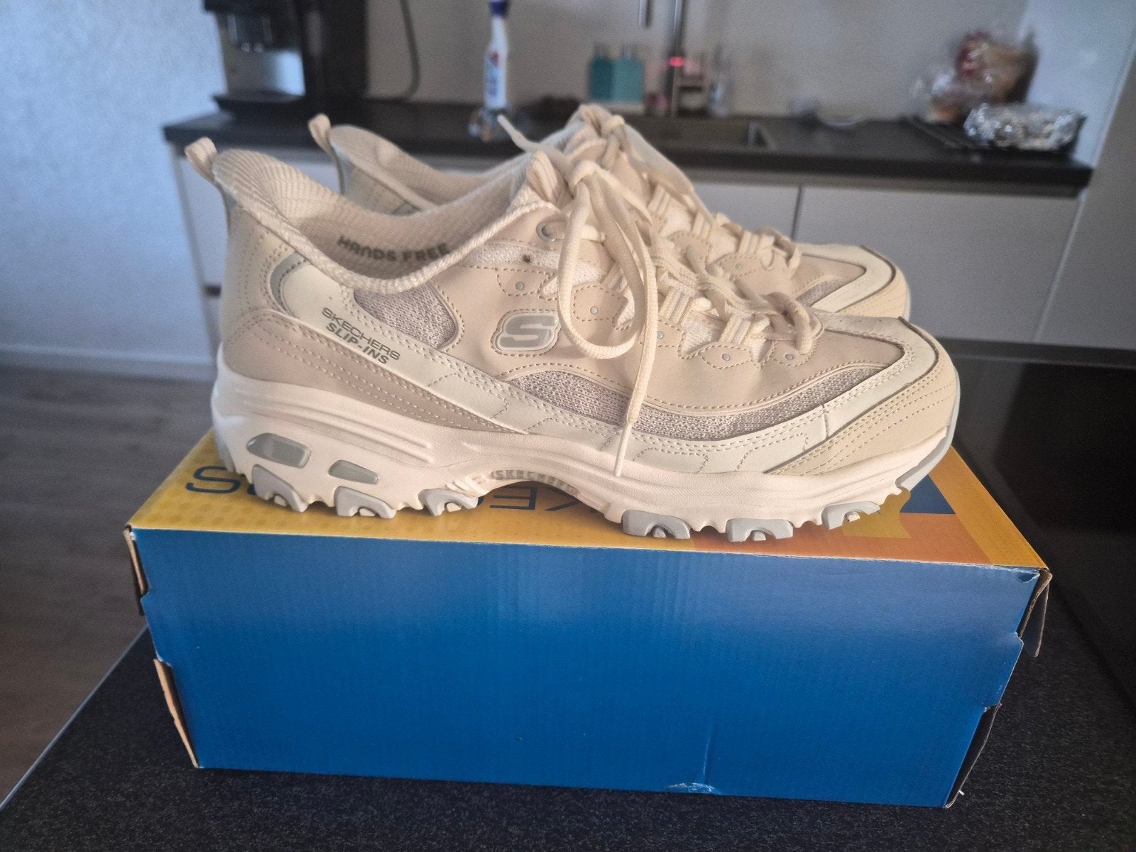 Skechers Hands Free Slip-ins D'Lux Walker - Maat 42, Kleding | Dames, Skechers, Beige, Nieuw, Ophalen of Verzenden