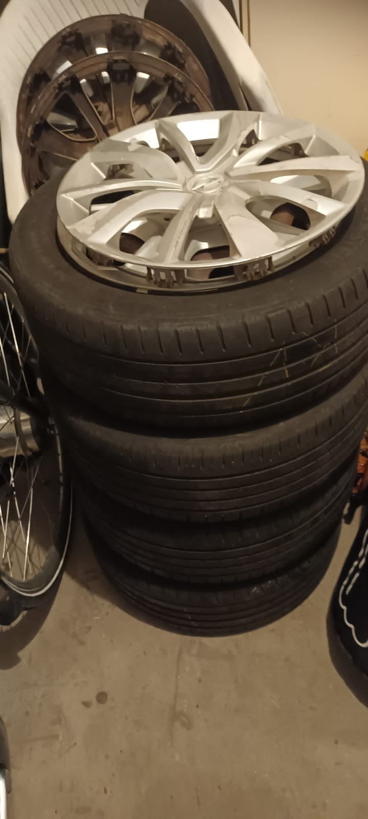 4 autobanden inclusief wieldoppen, Ophalen