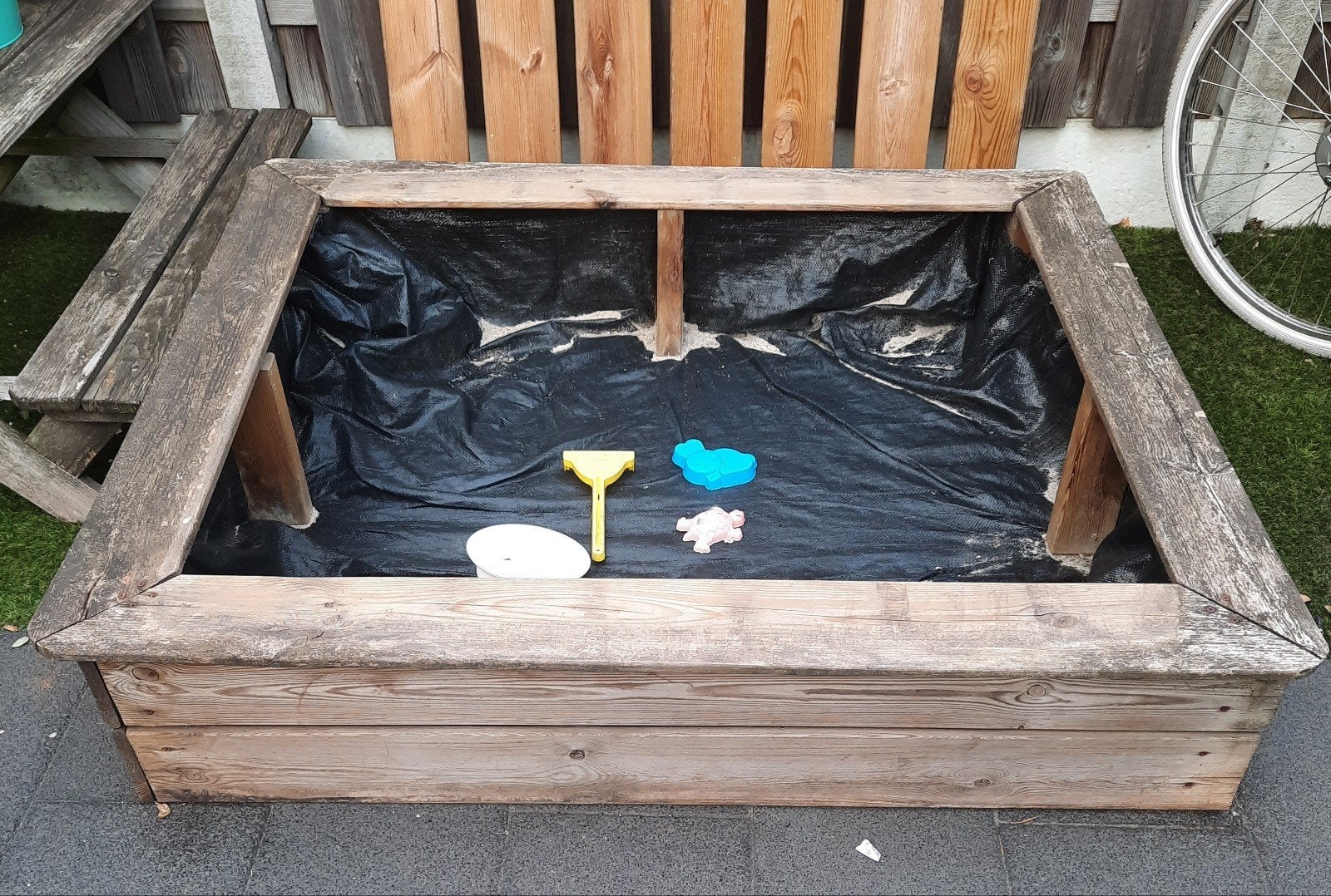Houten zandbak met deksel & worteldoek, Ophalen, Gebruikt