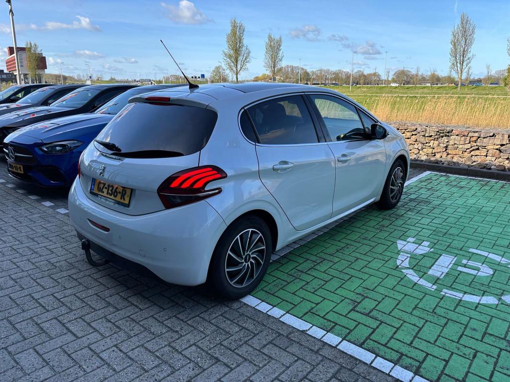 Peugeot 208 1.2i 110pk 2e eig. VOL-Automaat Clima Navi Pano, Gebruikt, 1199 cc, Leder en Stof, Origineel Nederlands