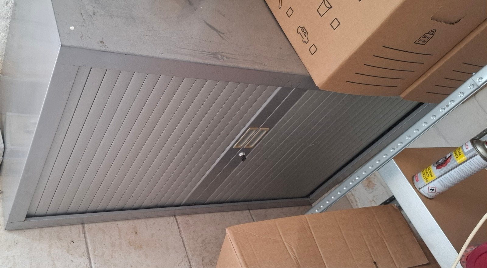 Metalen roldeurkast met slot - grijs, Huis en Inrichting, Kasten | Roldeurkasten en Archiefkasten, Ophalen, Gebruikt, 100 tot 150 cm