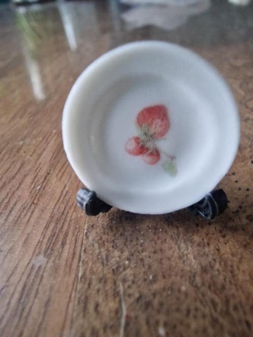 Poppenhuis miniatuur bordje op standaard - aardbei, Ophalen of Verzenden