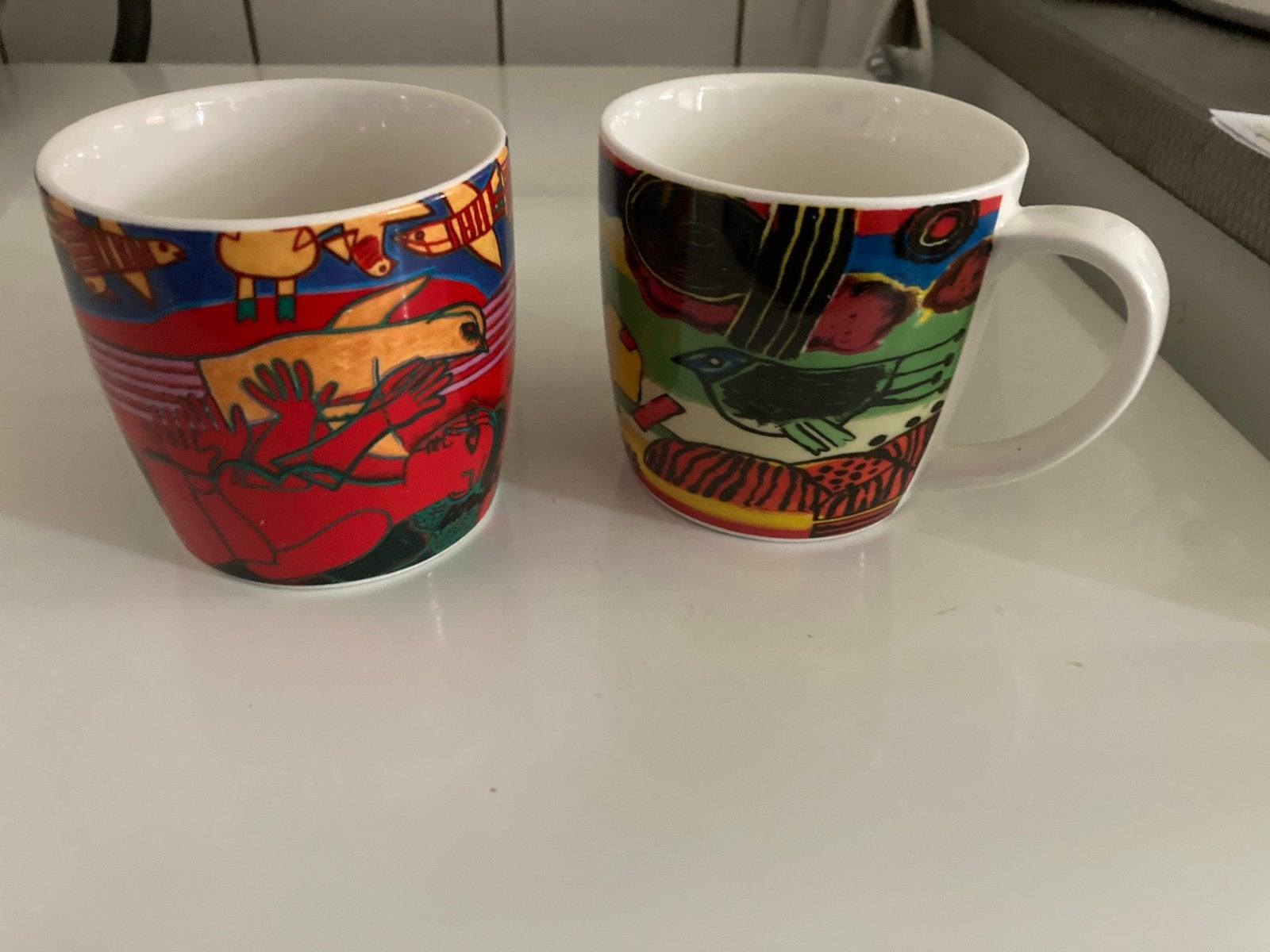 2 kleurrijke Corneille design mokken - Zo goed als nieuw, Overige typen, Ophalen of Verzenden, Zo goed als nieuw, Steen/keramiek