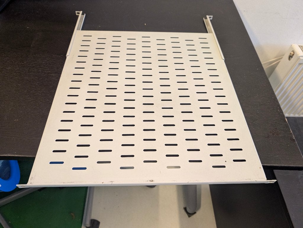 19 inch rack shelves 2x, adjustable, Computers en Software, Serverkasten, Ophalen, Gebruikt, Geperforeerd, Geperforeerd