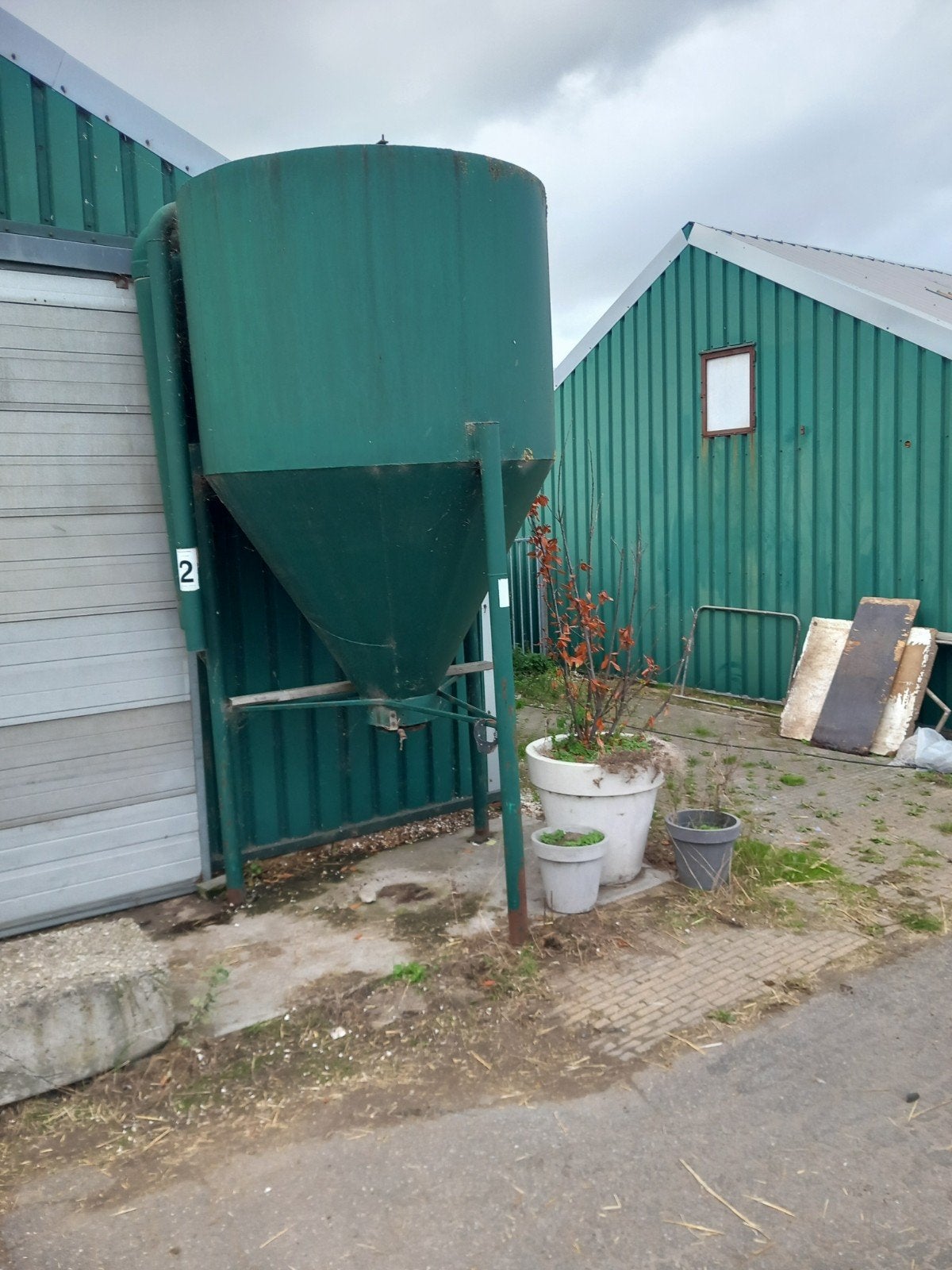 Grote groene silo voor opslag, Zakelijke goederen, Ophalen