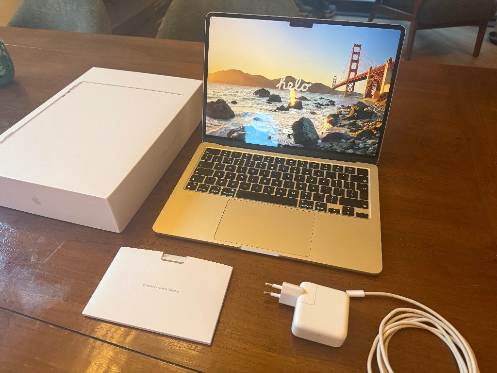 MacBook Air M2 13,6" Starlight, 8GB/256GB – Compleet in doos