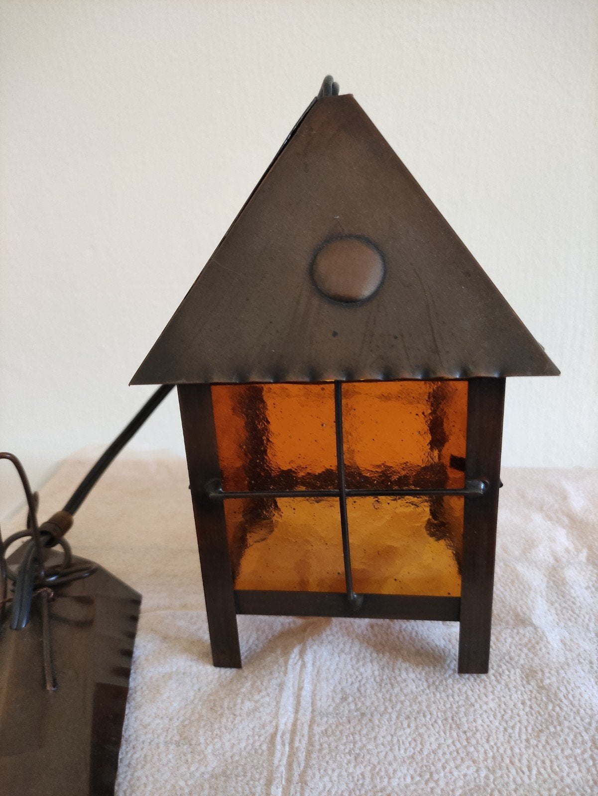 Uniek vintage wandlampje met rookglas en bruin metaal, Ophalen of Verzenden, Gebruikt, Glas