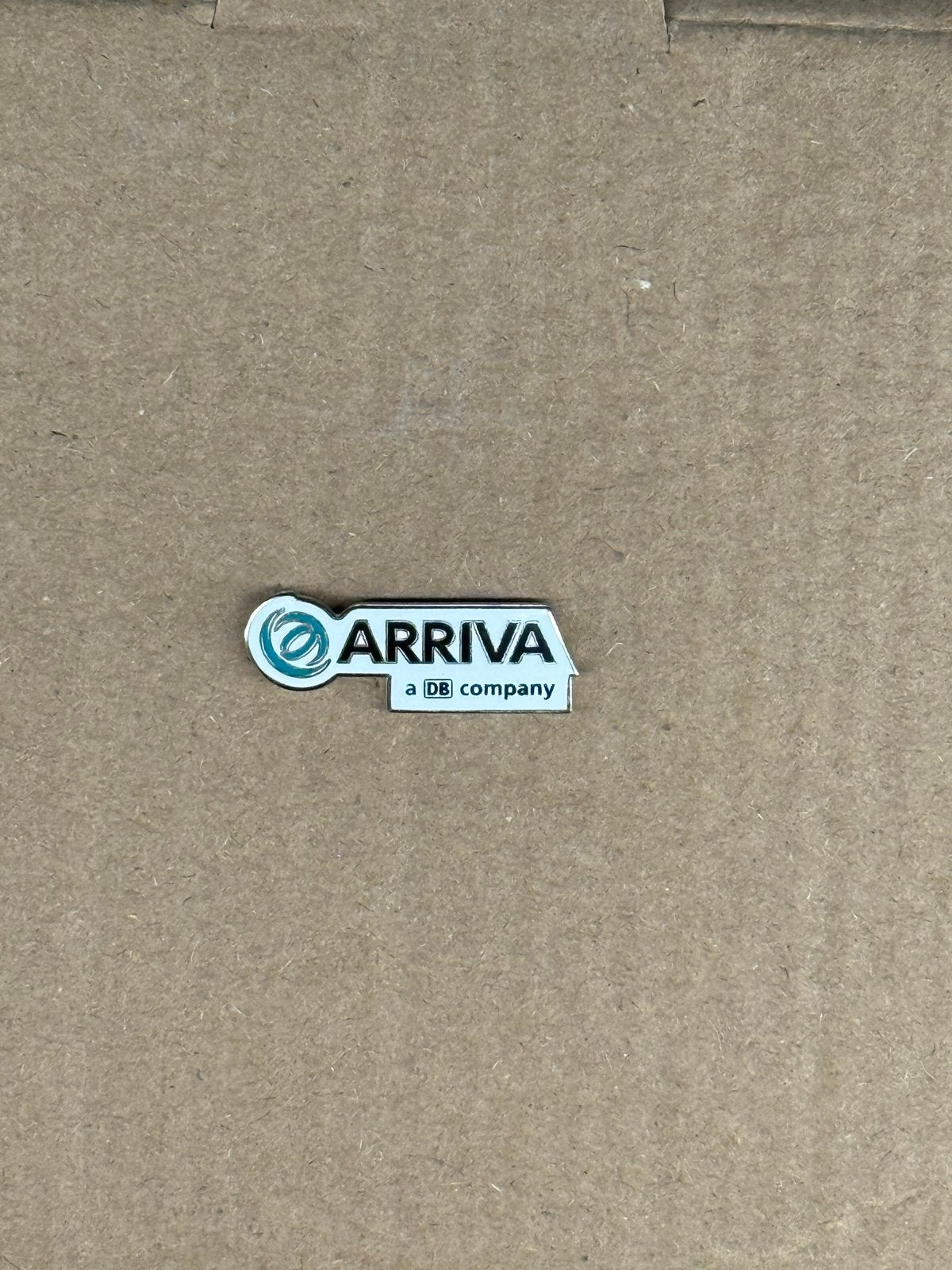 Arriva oud logo pin - a DB company, Verzamelen, Spoorwegen en Tramwegen, Ophalen of Verzenden, Zo goed als nieuw, Trein