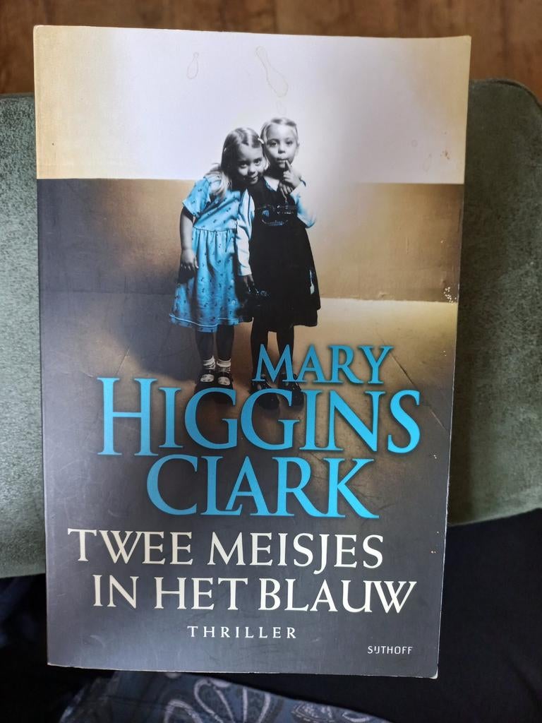 Mary Higgins Clark - Twee meisjes in het blauw, Ophalen of Verzenden, Zo goed als nieuw, Mary Higgins Clark