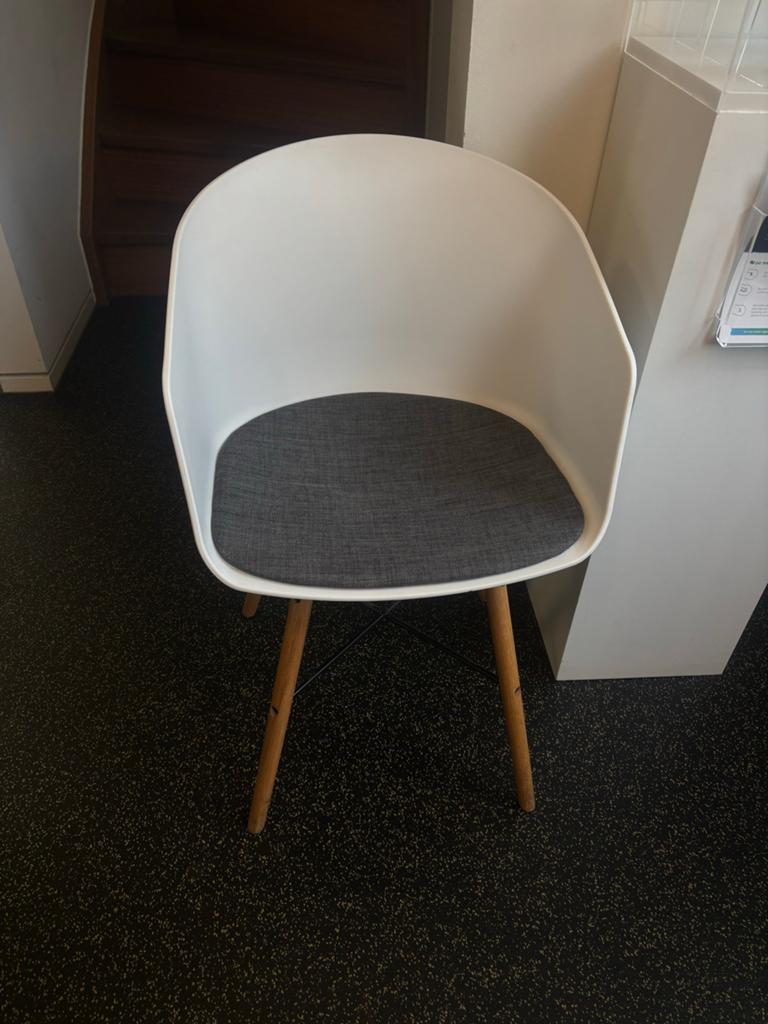Set van 4 nette witte kuipstoeltjes met houten poten, Huis en Inrichting, Ophalen, Kunststof, Wit, Zo goed als nieuw