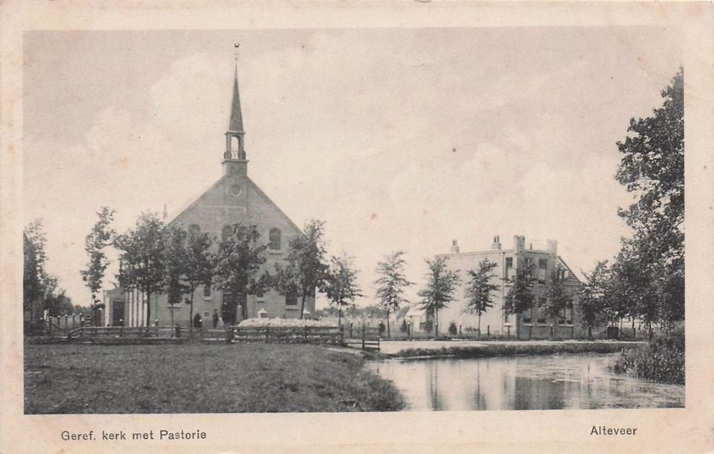 703-131-041 Geref Kerk met Pastorie Alteveer, Verzamelen, Ansichtkaarten | Nederland, Verzenden, Voor 1920, Drenthe