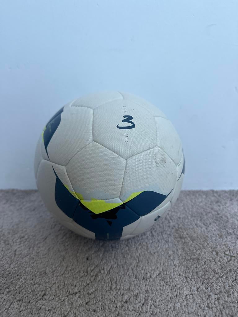 Kipsta Voetbal Maat 3 - Wit met Blauw, Sport en Fitness, Voetbal, Ophalen of Verzenden, Gebruikt, Bal