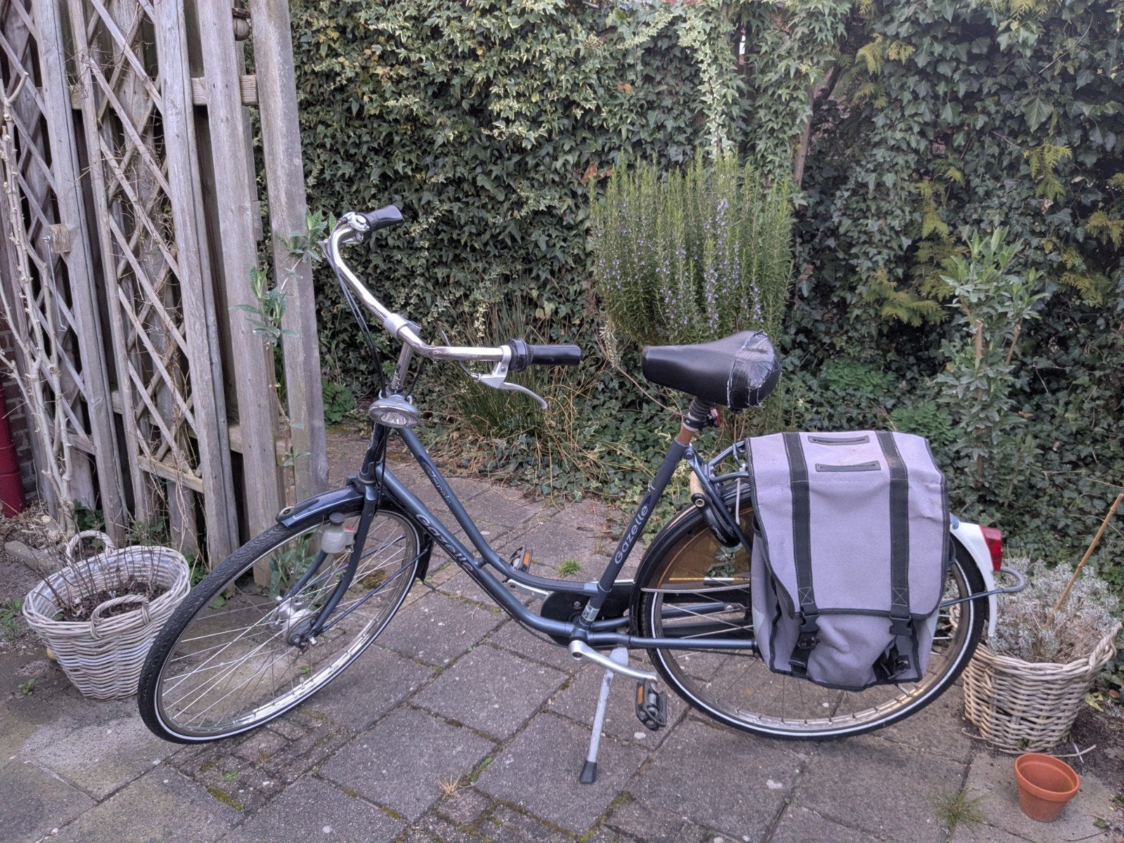 Gazelle damesfiets met versnellingen en fietstassen, Fietsen en Brommers, Fietsen | Dames | Damesfietsen, Ophalen, Velgrem, Versnellingen