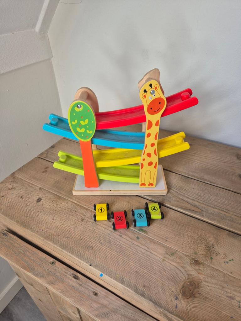 Houten autobaan met 4 auto's, Kinderen en Baby's, Speelgoed | Houten speelgoed, Ophalen of Verzenden, Gebruikt, Rij- of Hobbelspeelgoed