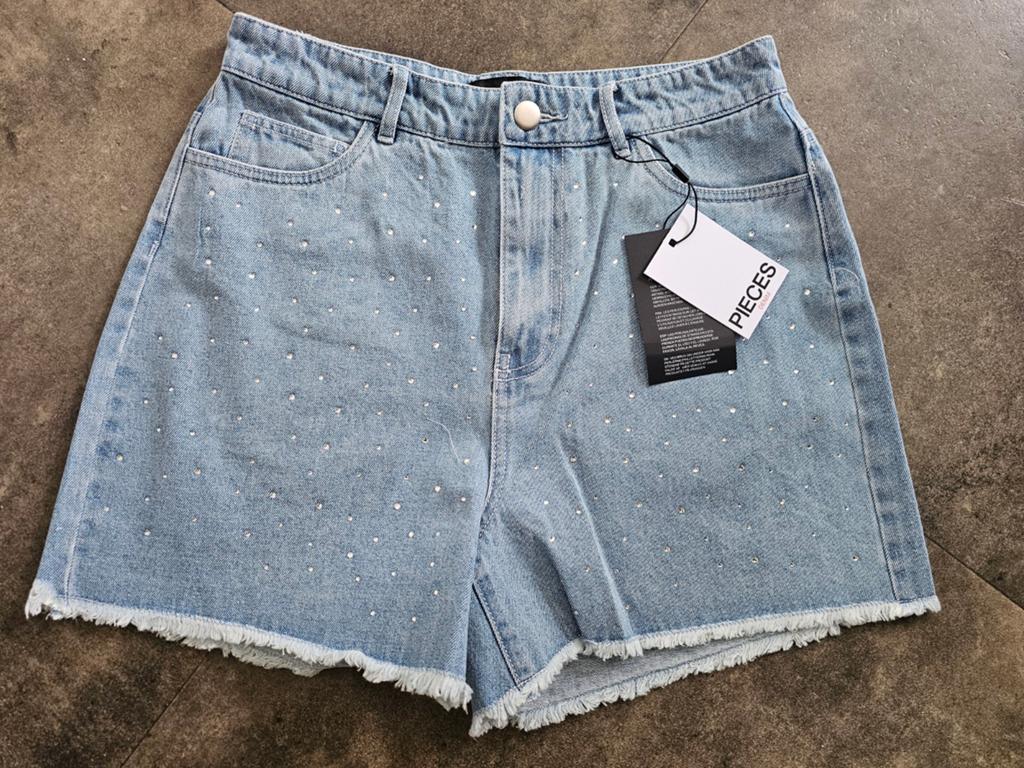 2x Nieuwe Pieces shorts maat M - Lichtblauw met steentjes, Kleding | Dames, Broeken en Pantalons, Maat 38/40 (M), Kort, Blauw