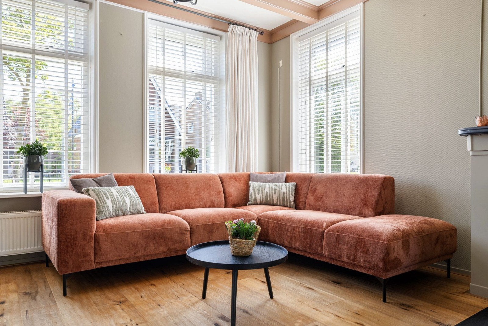 Comfortabele Hoekbank in Terracotta Stof, Huis en Inrichting, Modern, Comfortabel, Gebruikt, Hoekbank, 75 tot 100 cm
