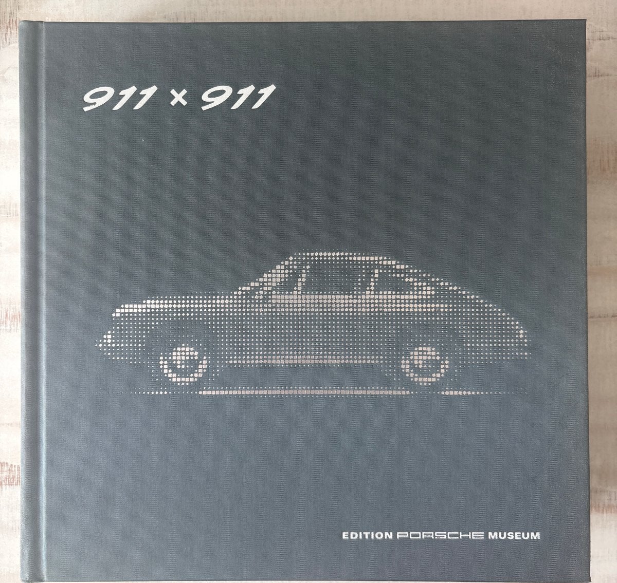 945 pag. dik Porsche 911 x 911 Boek - Edition Porsche Museum, Boeken, Ophalen of Verzenden, Zo goed als nieuw, Porsche