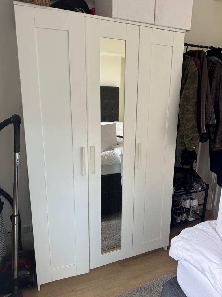 IKEA BRIMNES kledingkast (3-deurs, wit, met spiegel), Huis en Inrichting, Ophalen, 100 tot 150 cm, Zo goed als nieuw, 150 tot 200 cm