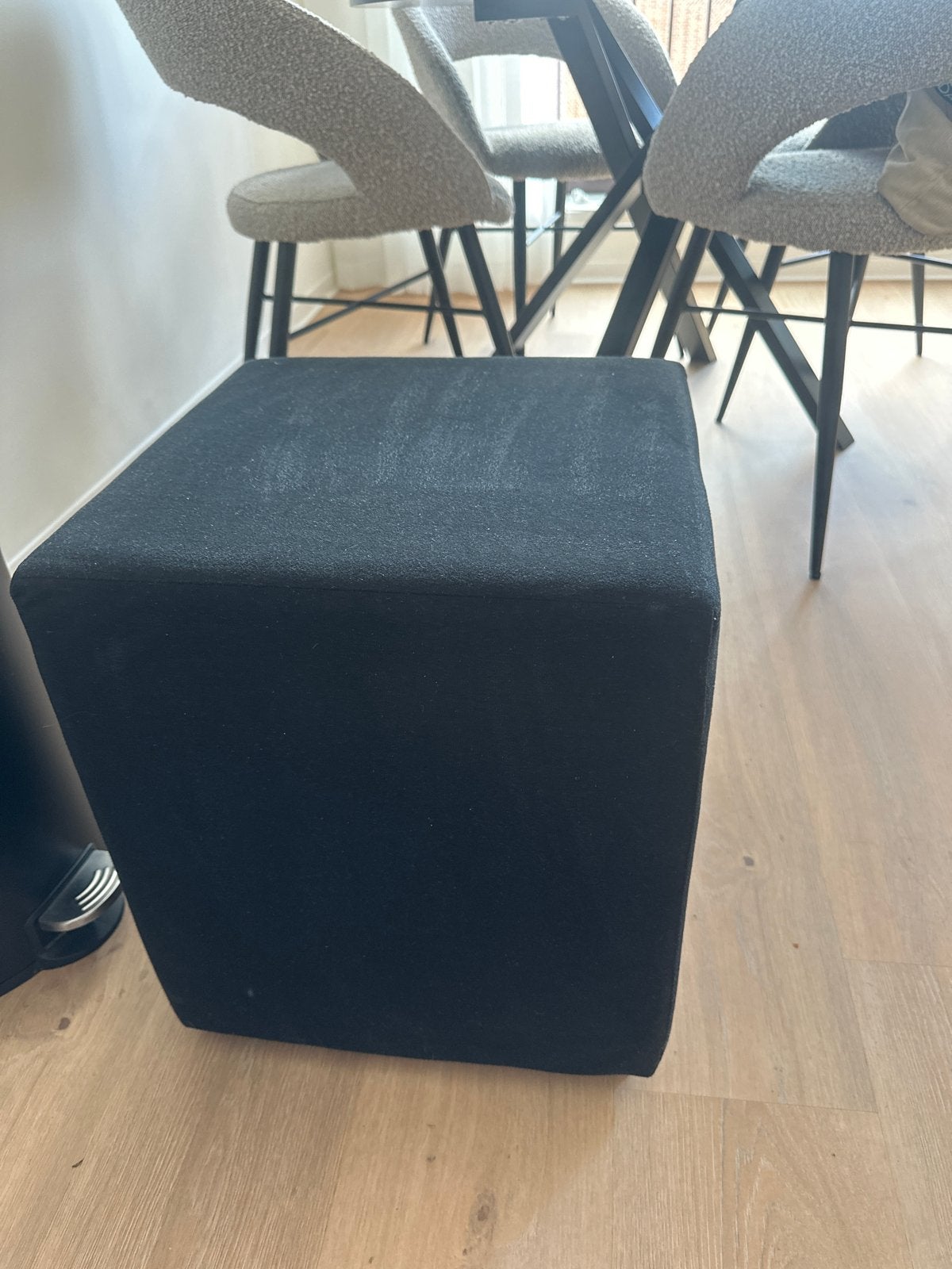 Zwarte stoffen poef - Compact en veelzijdig, Ophalen, Minder dan 50 cm, Gebruikt, Vierkant