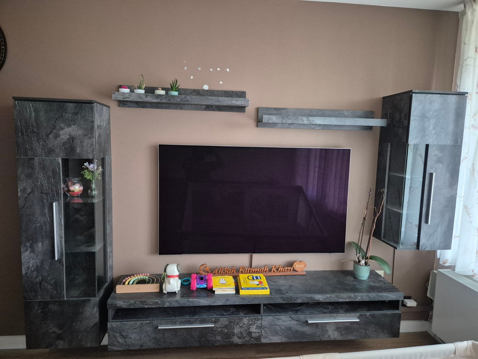 Moderne woonwand set - TV meubel, vitrinekasten, wandplanken, Overige materialen, 200 cm of meer, Ophalen of Verzenden, Zo goed als nieuw