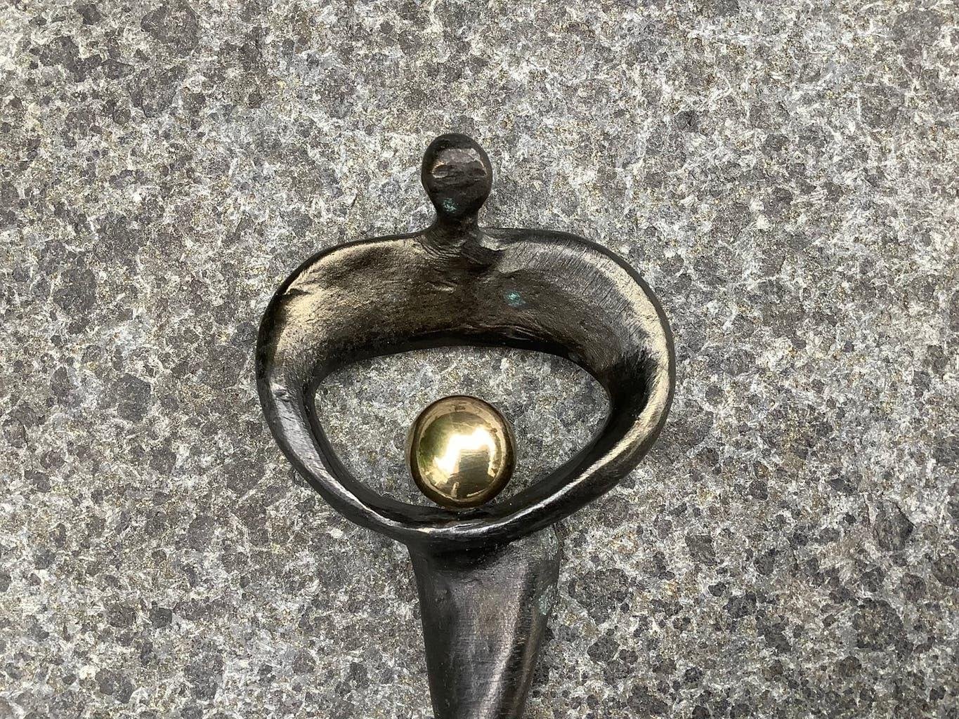 Corry Ammerlaan sculptuur – De gouden bron van inspiratie, Ophalen of Verzenden, Gemerkt