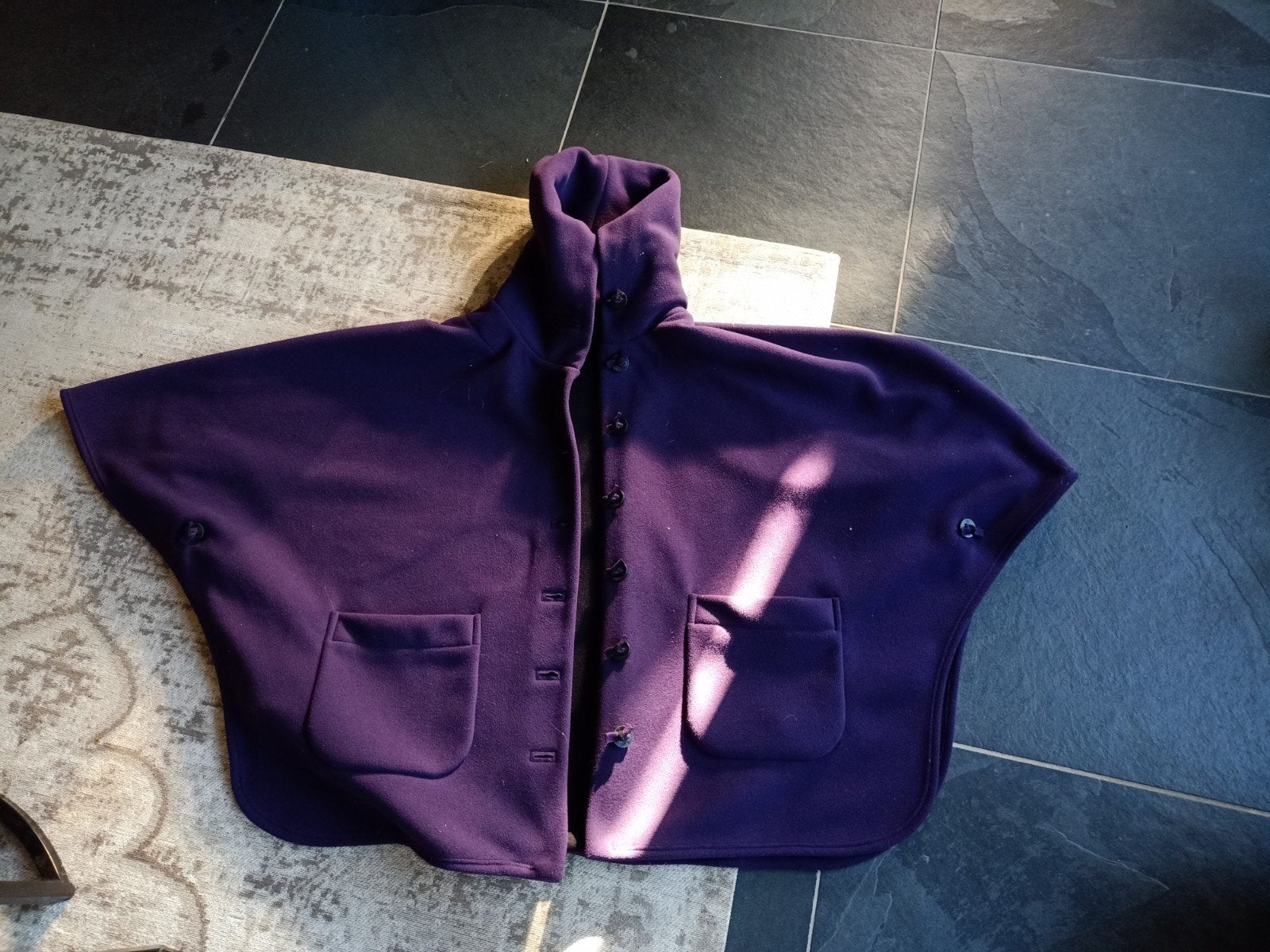 Paarse cape/poncho, heerlijk warm, Ophalen of Verzenden, Zo goed als nieuw, Paars