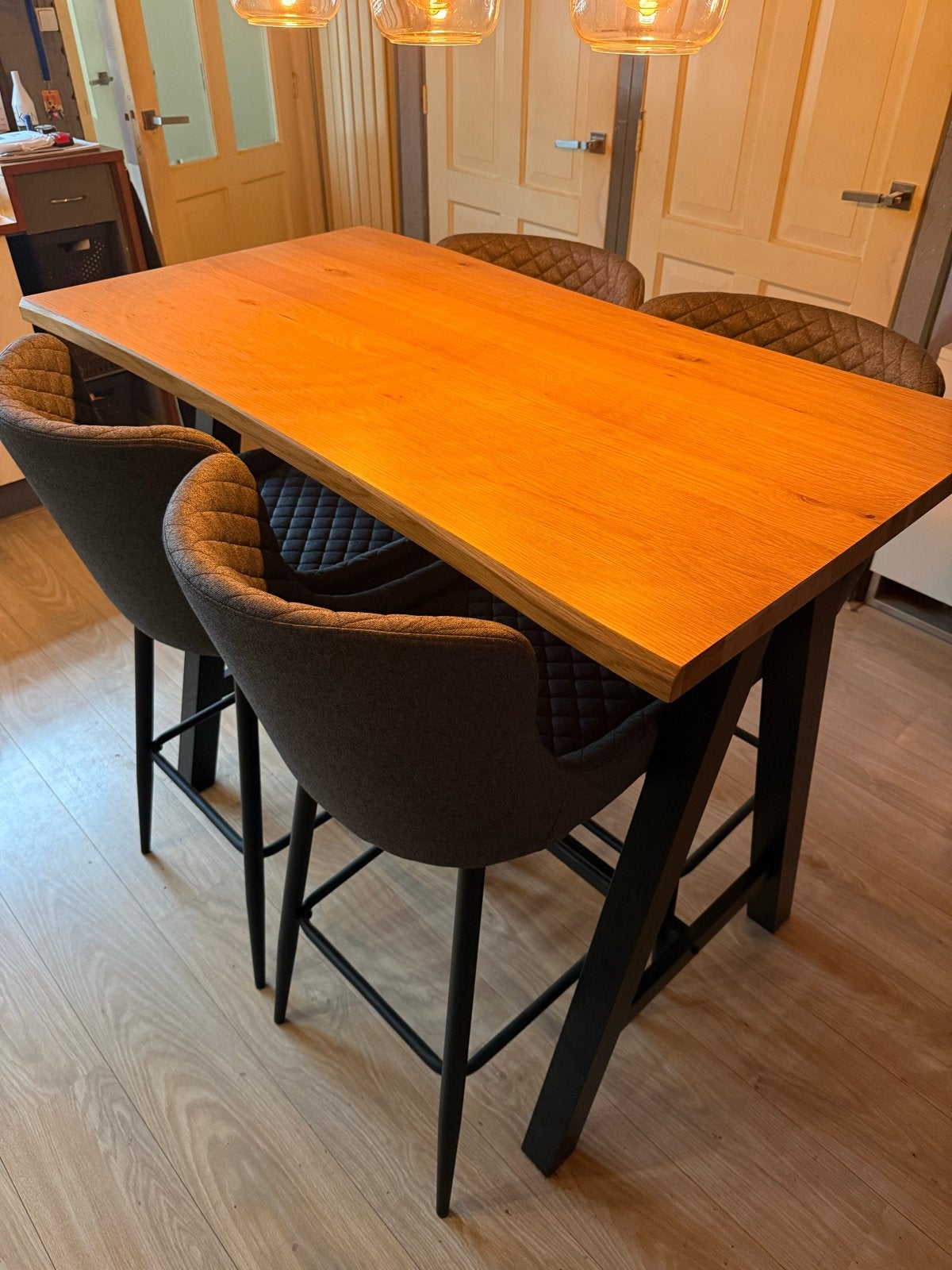 Hoge eettafel met 4 barkrukken, Huis en Inrichting, Ophalen, Met voetsteun, Zo goed als nieuw, 90 cm of meer
