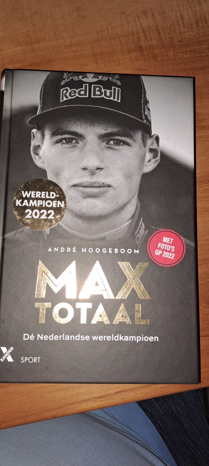 Max Verstappen - Max Totaal - Wereldkampioen 2022, Boeken, Ophalen of Verzenden, Zo goed als nieuw, André Hoogeboom, Overige sporten