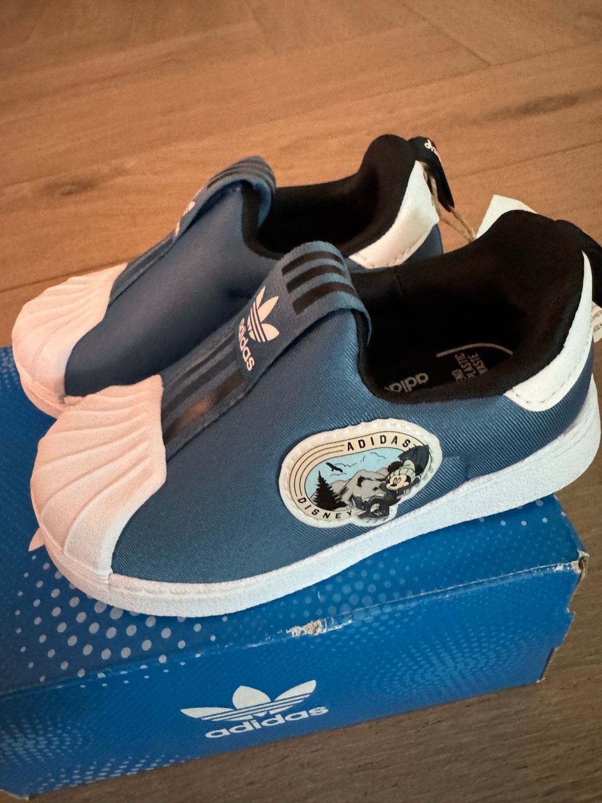 Adidas Superstar Disney Mickey Mouse sneakers maat 22, Ophalen of Verzenden, Nieuw, Jongen of Meisje, Schoenen