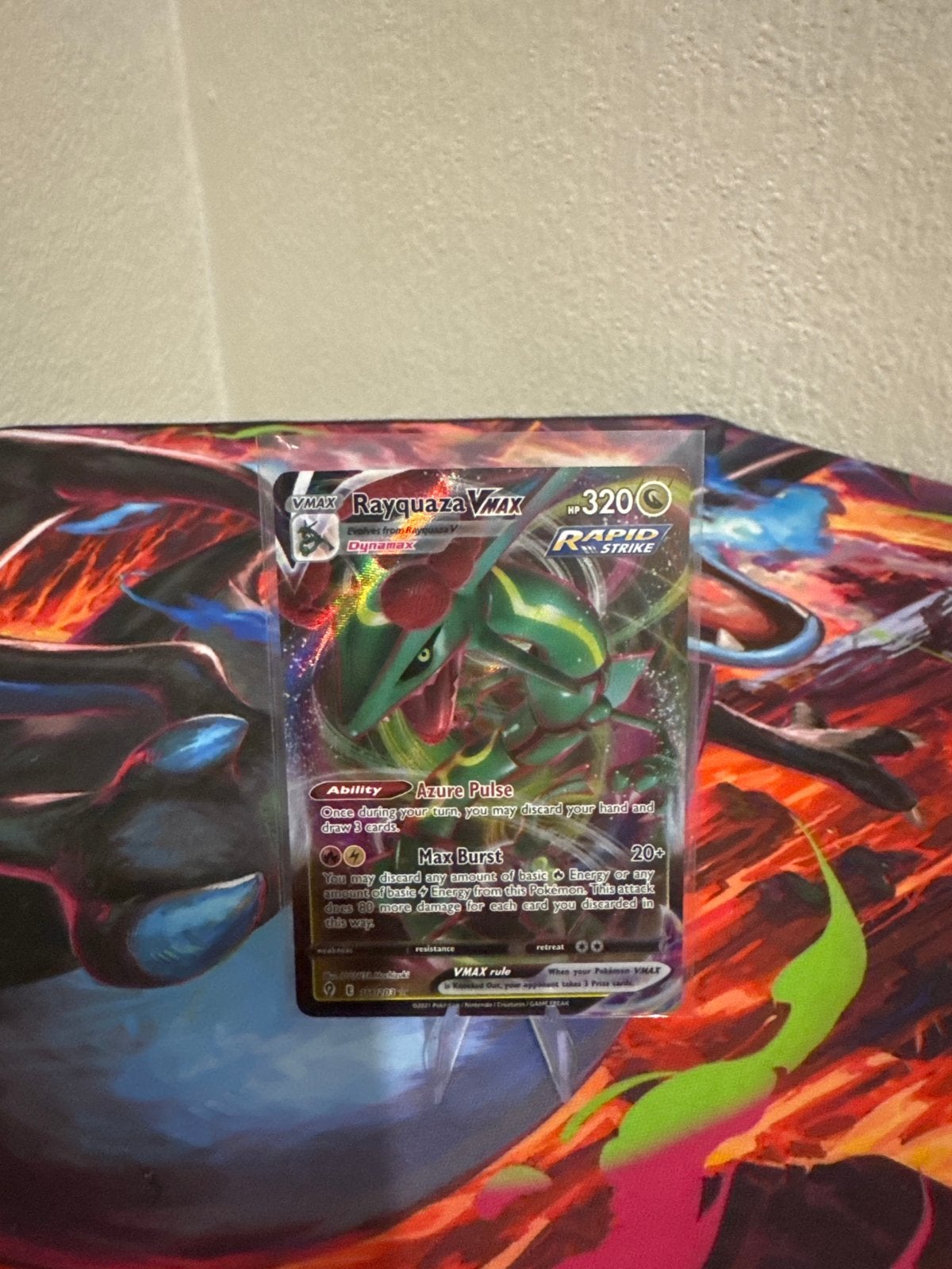 Rayquaza VMAX, Hobby en Vrije tijd, Verzamelkaartspellen | Pokémon, Ophalen of Verzenden, Zo goed als nieuw, Losse kaart, Foil