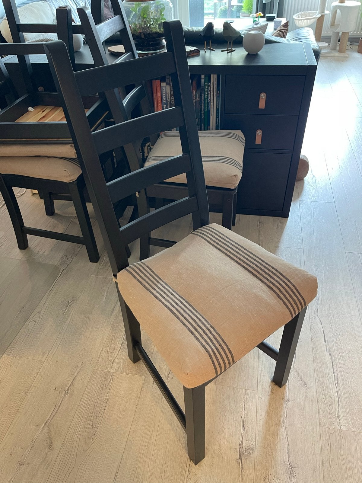 IKEA Kaustby stoelen met kussens, zwartbruin, 4 stuks, Huis en Inrichting, Stoelen, Zo goed als nieuw, Vier, Hout, Zwart, Ophalen