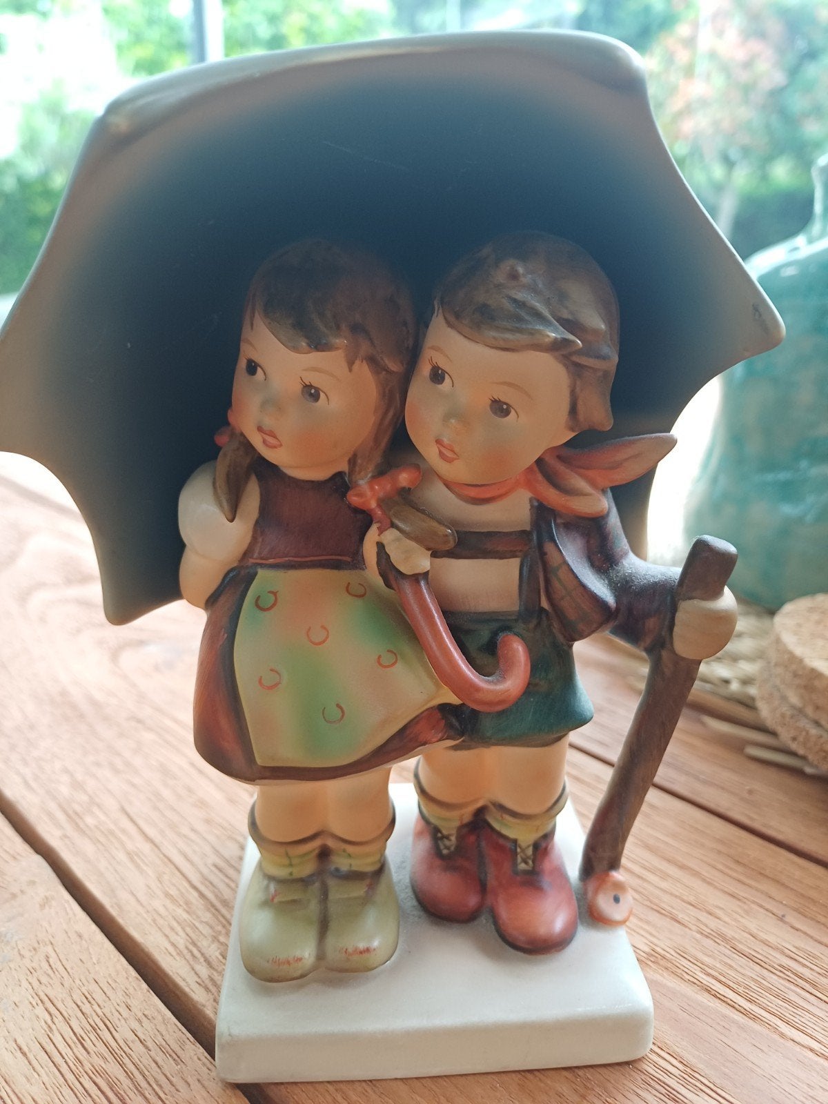 Vintage Goebel Hummel beeldje: Twee kinderen onder paraplu, Ophalen of Verzenden, Gebruikt