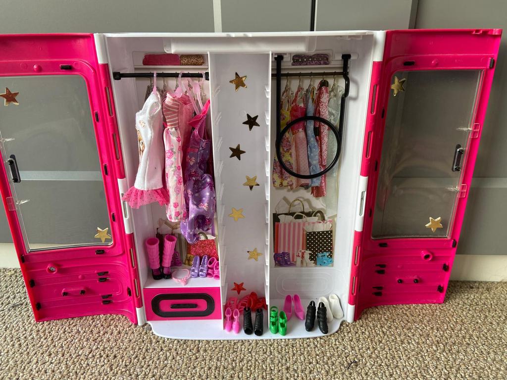Barbie kledingkast incl barbie’s 2x, Kinderen en Baby's, Speelgoed | Poppen, Ophalen, Zo goed als nieuw, Barbie