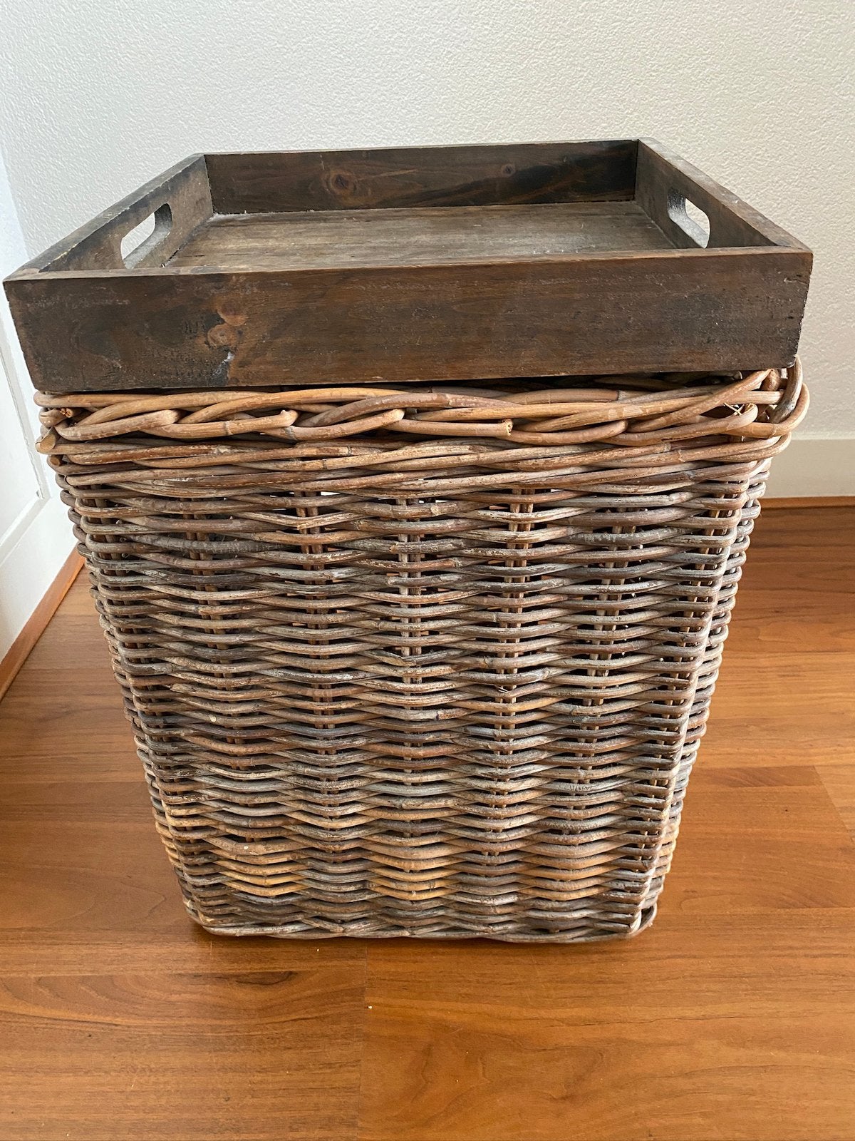 Handige mand met deksel en dienblad erop., Huis en Inrichting, Woonaccessoires | Schalen en Manden, Ophalen, Gebruikt
