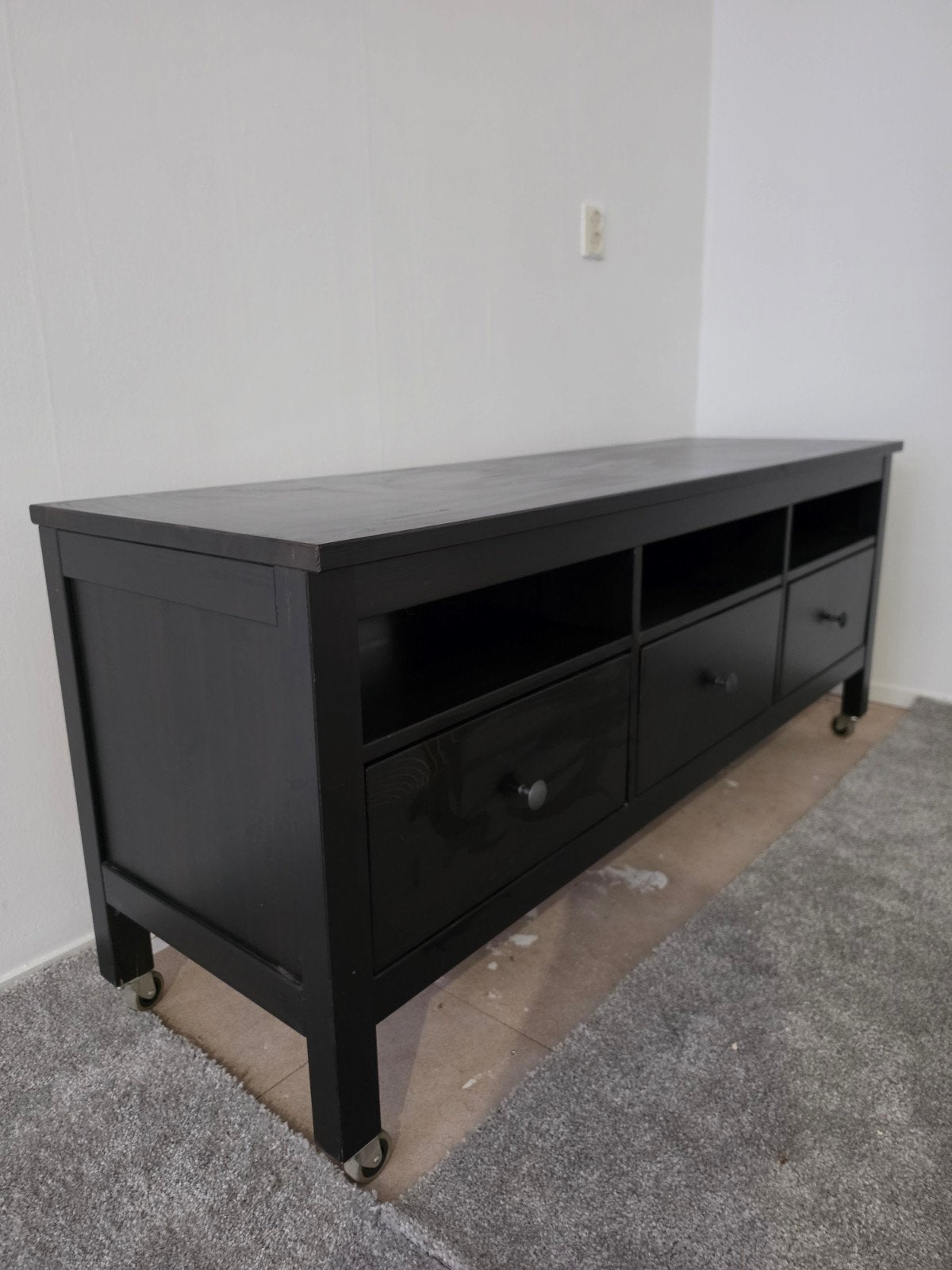 Zwart TV-meubel met lades en wieltjes, Huis en Inrichting, 150 tot 200 cm, Ophalen of Verzenden, Zo goed als nieuw, Minder dan 100 cm