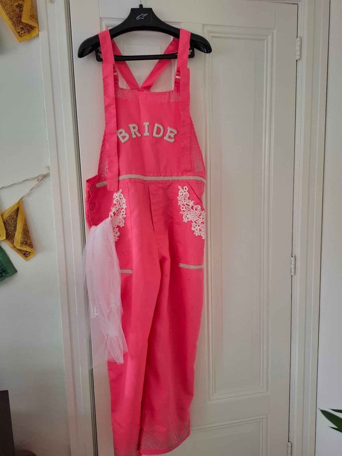 Vrolijk roze 'Bride' tuinbroek voor vrijgezellenfeest, Kleding | Dames, Ophalen of Verzenden, Gedragen, Roze, Overige typen